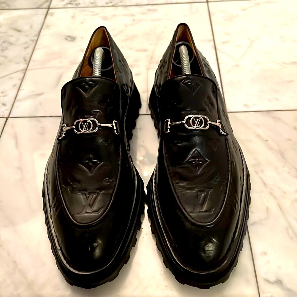 Louis Vuitton mens sneaker in a great condition, size 9